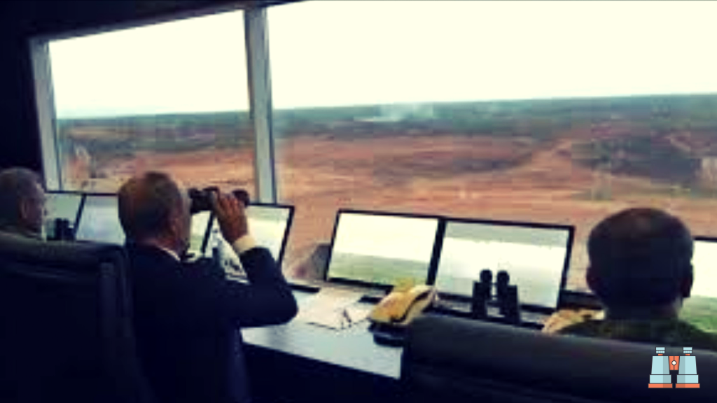 vigilando con prismaticos militares